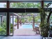 Maison contemporaine avec piscine et jardin