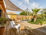 Maison contemporaine avec piscine en bord de mer