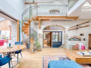 Maison contemporaine avec piscine et jardin