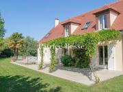 Maison contemporaine avec piscine et jardin