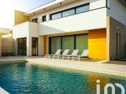 Maison avec piscine et jardin