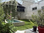 Maison contemporaine avec piscine et jardin