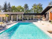 Maison contemporaine avec piscine et jardin
