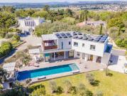 Maison contemporaine avec piscine et jardin