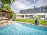 Maison contemporaine avec piscine et jardin