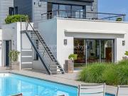 Maison avec piscine en bord de mer