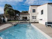 Maison avec piscine en bord de mer