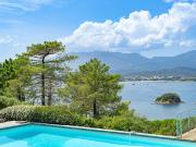 Maison avec piscine en bord de mer