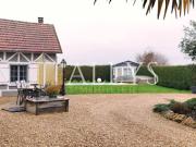 Maison avec piscine et dépendances