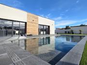 Maison avec piscine et jardin