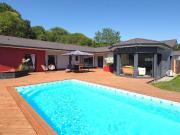 Maison avec piscine et jardin