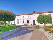 Maison avec piscine et jardin