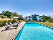 Maison avec piscine et jardin