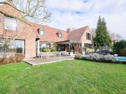 Maison avec piscine et jardin