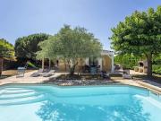 Maison contemporaine avec piscine et jardin