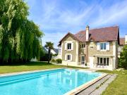 Maison avec piscine et jardin