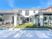 Maison avec piscine et jardin