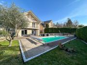 Maison avec piscine et jardin