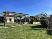 Maison avec piscine et jardin