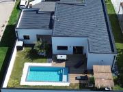 Maison avec piscine et jardin