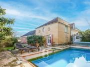 Maison avec piscine et jardin