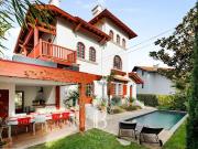 Maison avec piscine et jardin