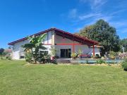 Maison avec piscine et jardin