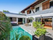 Maison avec piscine et jardin