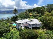 Maison avec piscine et jardin
