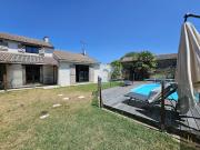 Maison avec piscine et jardin