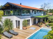 Maison avec piscine et jardin