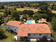 Maison avec piscine et jardin