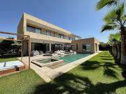 Maison contemporaine avec piscine et jardin