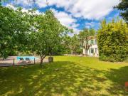 Maison avec piscine et jardin
