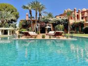 Maison avec piscine et jardin