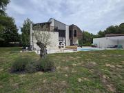 Maison avec piscine et jardin