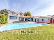 Maison avec piscine et jardin