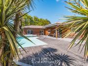 Maison avec piscine et jardin