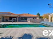 Maison avec piscine et jardin