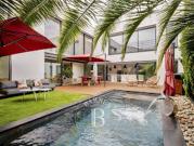 Maison avec piscine et jardin