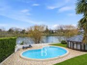 Maison avec piscine et ponton privatif