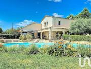 Maison contemporaine avec piscine et jardin