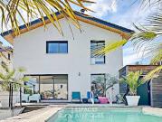 Maison avec piscine et terrasse