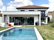 Maison avec piscine et terrasse