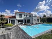 Maison avec piscine et jardin