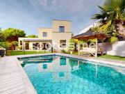 Maison avec piscine et terrasse