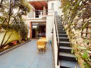 Maison contemporaine avec jardin et terrasse