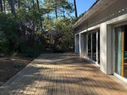 Maison contemporaine en bord de mer avec jardin