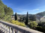 Maison avec vue sur la colline