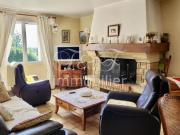 Maison avec vues et grand jardin bien arboré